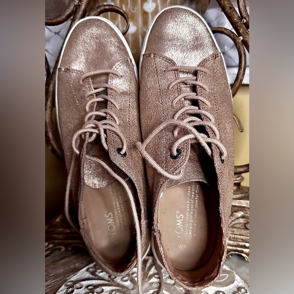 EUC Tom’s “Lenox” Metallic Leather Lace-up Sneaker in Rose Gold. Size 8.5 - Picture 9 of 11